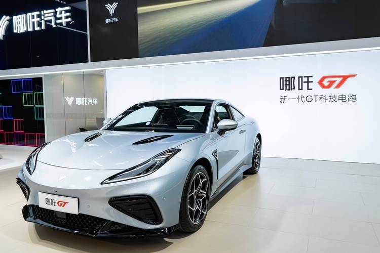 成都10哪吒汽车在智能汽车领域的表现，领途汽车在新能源汽车市场中的影响力